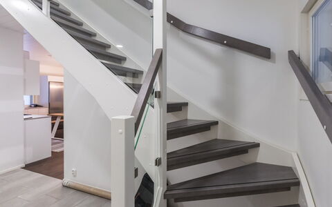 Villa Minnesota: Mueble, Diseño De Interiores, Piso, Suelo, Mesa, Techo, Cocina Y Comedor Mesa, Encendiendo, Silla, Casa