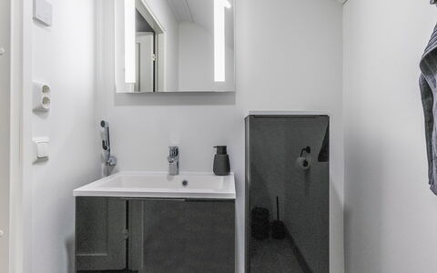 Villa Minnesota: Mueble, Diseño De Interiores, Piso, Suelo, Mesa, Techo, Cocina Y Comedor Mesa, Encendiendo, Silla, Casa