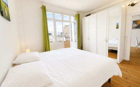 Deauville-Trouville 642: Habitación, Cama, Sábana, Diseño De Interiores, Lecho, Departamento, Linos, Marco De La Cama, Habitación, Almohada