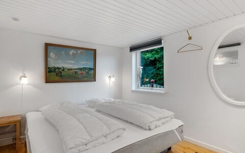 Stefanka - 225M from the Sea: Cama, Habitación, Pared, Diseño De Interiores, Techo, Madera, Piso, Suelo, Lecho, Sábana