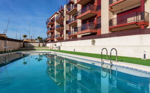 Barco 3: Agua, Edificio, Cielo, Propiedad, Ventana, Azur, Piscina, Diseño Urbano, Condominio, Ocio