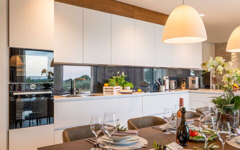 Christall: Diseño De Interiores, Mueble, Cocina, Mostrador, Lámpara, Techo, Piso, Encendiendo, Casa, Cocina Y Comedor Mesa