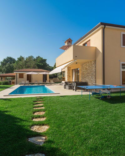 Villa Vatovac: Cielo, Planta, Edificio, Propiedad, Ventana, Casa, Árbol, Piscina, Hierba, El Terreno Del Lote