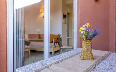 Isola Rossa 717: Mueble, Propiedad, Edificio, Planta, Diseño De Interiores, Puerta, Planta De Casa, Flor, Silla, Casa