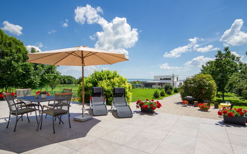 Cserszeg: Nube, Cielo, Planta, Maceta, Sombra, Mueble Para Exteriores, Silla, Diseño Urbano, Árbol, Paisaje