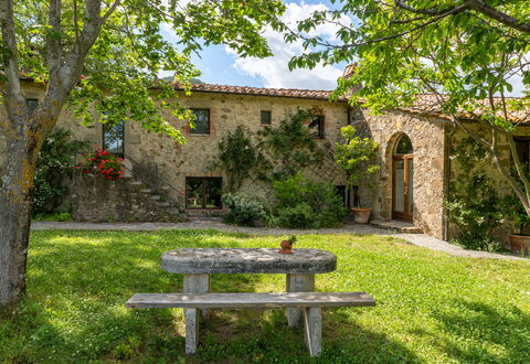 Villa Amiata: Planta, Edificio, Cielo, Paisaje Natural, Árbol, Ventana, Vegetación, Arquitectura, El Terreno Del Lote, Hierba