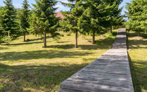 Villa Onni: Cama, Mueble, Habitación, Diseño De Interiores, Lecho, Sábana, Piso, Madera, Suelo, Habitación