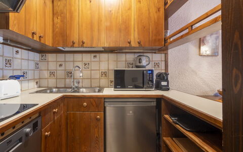 Masserini View Apartment: Madera, Mostrador, Piso, Cocina, Electrodoméstico, Gabinetes, Diseño De Interiores, Suelo, Aparato De Cocina, Techo