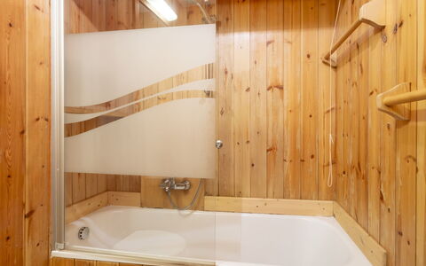 Masserini View Apartment: Madera, Piso, Suelo, Diseño De Interiores, Arreglo De Tubería, Baño, Habitación, Bañera, Plomería, Manchas De Madera