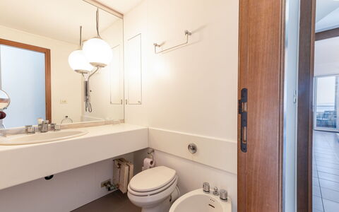 Punta Ala 130: Espejo, Arreglo De Tubería, Lavabo, Propiedad, Grifo, Lavabo Del Baño, Baño, Púrpura, Madera, Diseño De Interiores