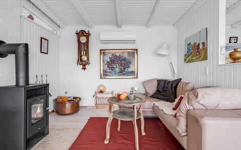 Sylvia - 450M from the Sea: Techo, Casa, Puerta, Cabaña, Sombra, Vía Muerta, Yarda, Inmuebles, Patio Interior