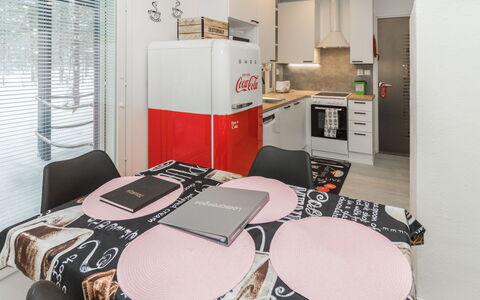 Hillaniitty: Diseño De Interiores, Mueble, Piso, Suelo, Cocina, Techo, Habitación, Electrodoméstico, Aparato De Cocina, Encendiendo