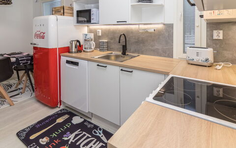 Hillaniitty: Aparato De Cocina, Cocina, Electrodoméstico, Diseño De Interiores, Mostrador, Mueble, Piso, Madera, Electrodoméstico, Gabinetes