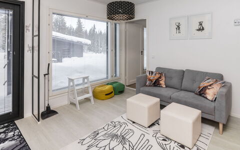 Hillaniitty: Diseño De Interiores, Mueble, Madera, Casa, Techo, Sala, Piso, Suelo, Habitación, Sofá
