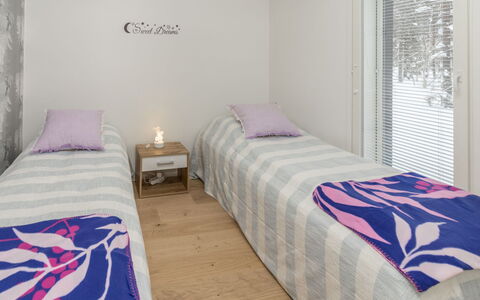 Hillaniitty: Cama, Habitación, Suelo, Pared, Diseño De Interiores, Piso, Madera, Mueble, Sábana, Linos