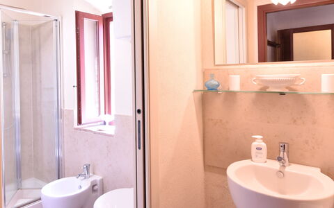 Podere Le Muricce: Espejo, Marrón, Lavabo, Grifo, Lavabo Del Baño, Arreglo De Tubería, Propiedad, Púrpura, Baño, Madera