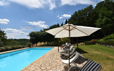 Podere Le Muricce: Nube, Agua, Cielo, Planta, Piscina, Paraguas, Árbol, Sombra, Mueble Para Exteriores, Silla