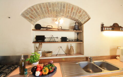 Podere Le Muricce: Fregadero, Propiedad, Lavabo, Mostrador, Grifo, Gabinetes, Cocina, Estufa De Cocina, Madera, Diseño De Interiores