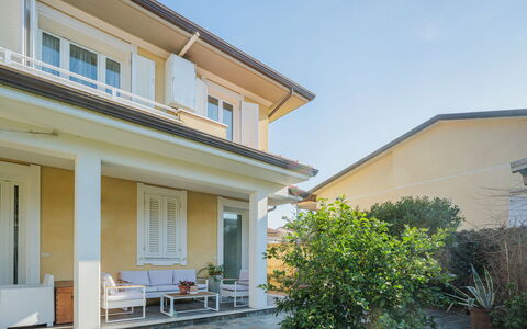 La Casa dei Limoni di Valeria: Planta, Cielo, Ventana, Edificio, Sombra, Casa, Barrio Residencial, Barrio, Cabaña, Porche