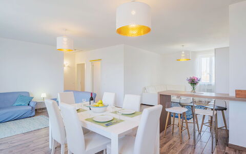La Casa dei Limoni di Valeria: Mesa, Mueble, Propiedad, Silla, Madera, Naranja, Diseño De Interiores, Suelo, Piso
