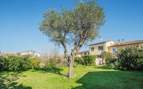 La Casa dei Limoni di Valeria: Cielo, Planta, Tiempo De Día, Paisaje Natural, Edificio, Árbol, El Terreno Del Lote, Luz De Sol, Hierba, Barrio