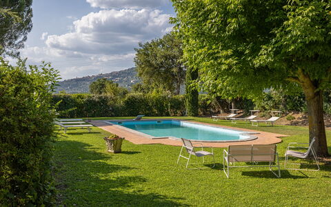Villa Marconi: Agua, Planta, Nube, Cielo, Piscina, Sombra, Árbol, Mueble Para Exteriores, Silla, Mesa