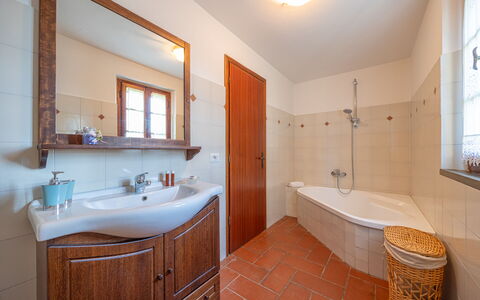 Villa Marconi: Grifo, Espejo, Arreglo De Tubería, Lavabo, Bañera, Mueble De Baño, Azur, Edificio, Gabinetes, Baño