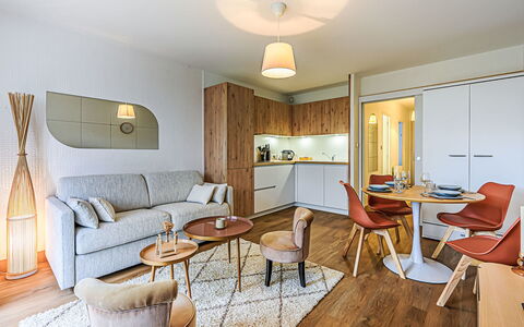 La Chouetterie: Mueble, Diseño De Interiores, Piso, Suelo, Habitación, Madera, Techo, Sofá, Sala, Mesa