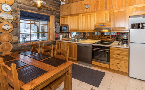 Kelovalta 1B: Madera, Cocina, Cabaña, Casa, Techo, Manchas De Madera, Cuarto De Troncos, Mostrador, Madera Dura, Cocina Y Comedor Mesa