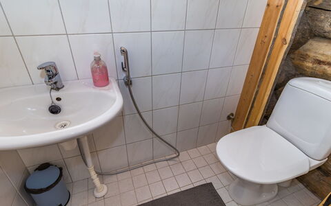 Kelovalta 1B: Baño, Asiento Del Baño, Arreglo De Tubería, Baño, Lavabo Del Baño, Lavabo, Piso, Suelo, Grifo, Plomería