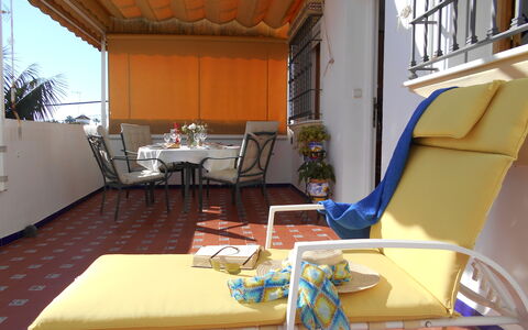 Apartamento Playa De Regla: Mueble, Mesa, Diseño De Interiores, Silla, Madera, Piso, Ventana, Sala, Sofá, Ocio