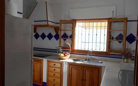 Apartamento Playa De Regla: Gabinetes, Propiedad, Mueble, Fregadero, Lavabo, Grifo, Mostrador, Ventana, Madera, Cocina