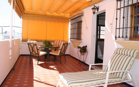 Apartamento Playa De Regla: Mueble, Ventana, Mesa, Maceta, Planta, Edificio, Silla, Madera, Planta De Casa, Mueble Para Exteriores