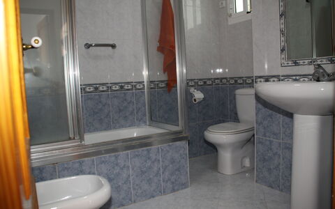 Apartamento Playa De Regla: Arreglo De Tubería, Propiedad, Baño, Púrpura, Planta, Lavabo, Diseño De Interiores, Bañera, Ducha