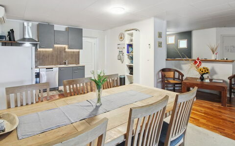 Ilsabe - 25Km from the Sea: Mueble, Piso, Diseño De Interiores, Suelo, Madera, Techo, Comedor, Cocina Y Comedor Mesa, Mesa, Suelos De Madera