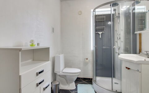 Ilsabe - 25Km from the Sea: Pared, Arreglo De Tubería, Piso, Diseño De Interiores, Suelo, Lavabo, Baño, Baño, Techo, Lavabo Del Baño