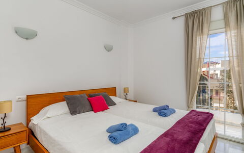 Las Brisas Estepona Golf: Mueble, Propiedad, Edificio, Azur, Comodidad, Mesa, Ventana, Textil, Puerta
