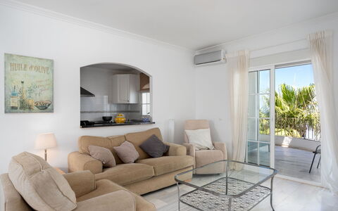 Las Brisas Estepona Golf: Mueble, Diseño De Interiores, Piso, Sofá, Suelo, Casa, Techo, Sala, Departamento, Mesa