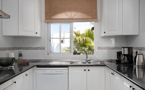 Las Brisas Estepona Golf: Cocina, Mostrador, Diseño De Interiores, Aparato De Cocina, Gabinetes, Fregadero, Lavabo, Piso, Arreglo De Tubería, Casa