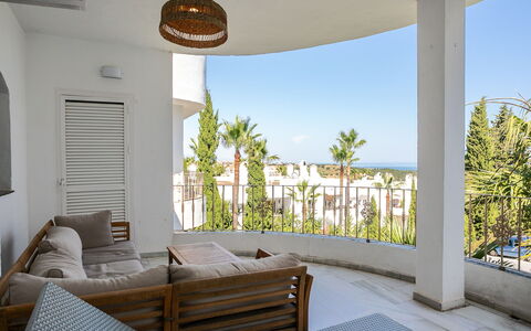 Las Brisas Estepona Golf: Departamento, Balcón, Silla, Cocina Y Comedor Mesa, Mueble Para Exteriores, Planta De Casa, Hotel, Balaustre