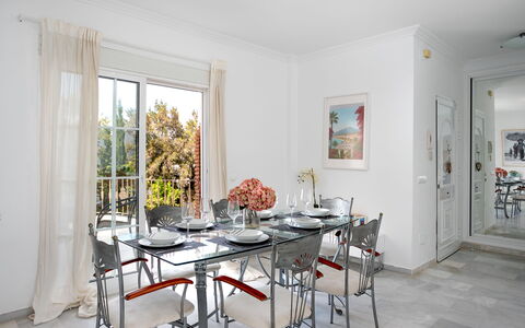Las Brisas Estepona Golf: Mueble, Silla, Mesa, Diseño De Interiores, Piso, Cocina Y Comedor Mesa, Comedor, Suelo, Casa, Habitación