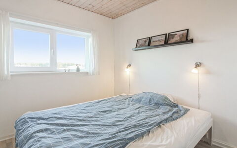 Truls - 700M from the Sea: Madera, Habitación, Techo, Cama, Diseño De Interiores, Suelo, Lecho, Sábana, Piso, Casa