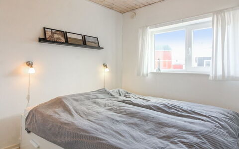 Truls - 700M from the Sea: Pared, Habitación, Cama, Madera, Diseño De Interiores, Techo, Sábana, Lecho, Suelo, Mueble