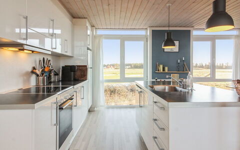 Truls - 700M from the Sea: Madera, Cocina, Casa, Mostrador, Departamento, Suelos De Madera, Madera Dura, Gabinetes, Manchas De Madera, Tablón