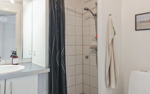 Truls - 700M from the Sea: Pared, Arreglo De Tubería, Diseño De Interiores, Piso, Suelo, Baño, Plomería, Lavabo, Grifo, Habitación