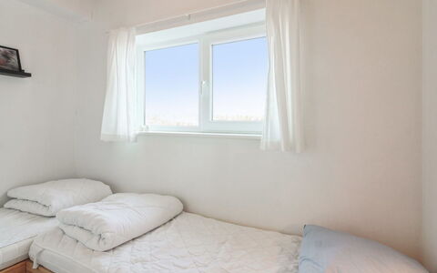 Truls - 700M from the Sea: Cama, Habitación, Pared, Madera, Suelo, Sábana, Lecho, Diseño De Interiores, Piso, Linos
