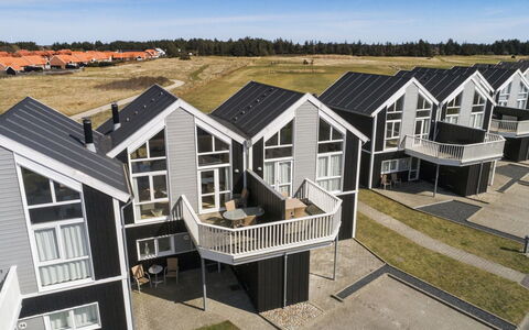 Truls - 700M from the Sea: Barrio Residencial, Casa, Arquitectura, Techo, Casa, Inmuebles, Cabaña, Suburbio, Vía Muerta, Mansión