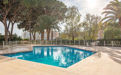 Sainte Maxime 399: Agua, Cielo, Planta, Nube, Tiempo De Día, Propiedad, Piscina, Naturaleza, Árbol, Sombra