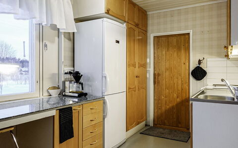 Saajola: Cocina, Aparato De Cocina, Electrodoméstico, Mostrador, Madera, Fregadero, Diseño De Interiores, Piso, Gabinetes, Estufa De Cocina
