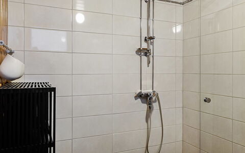 Saajola: Baño, Pared, Arreglo De Tubería, Piso, Alcachofa De La Ducha, Suelo, Diseño De Interiores, Plomería, Ducha, Loseta